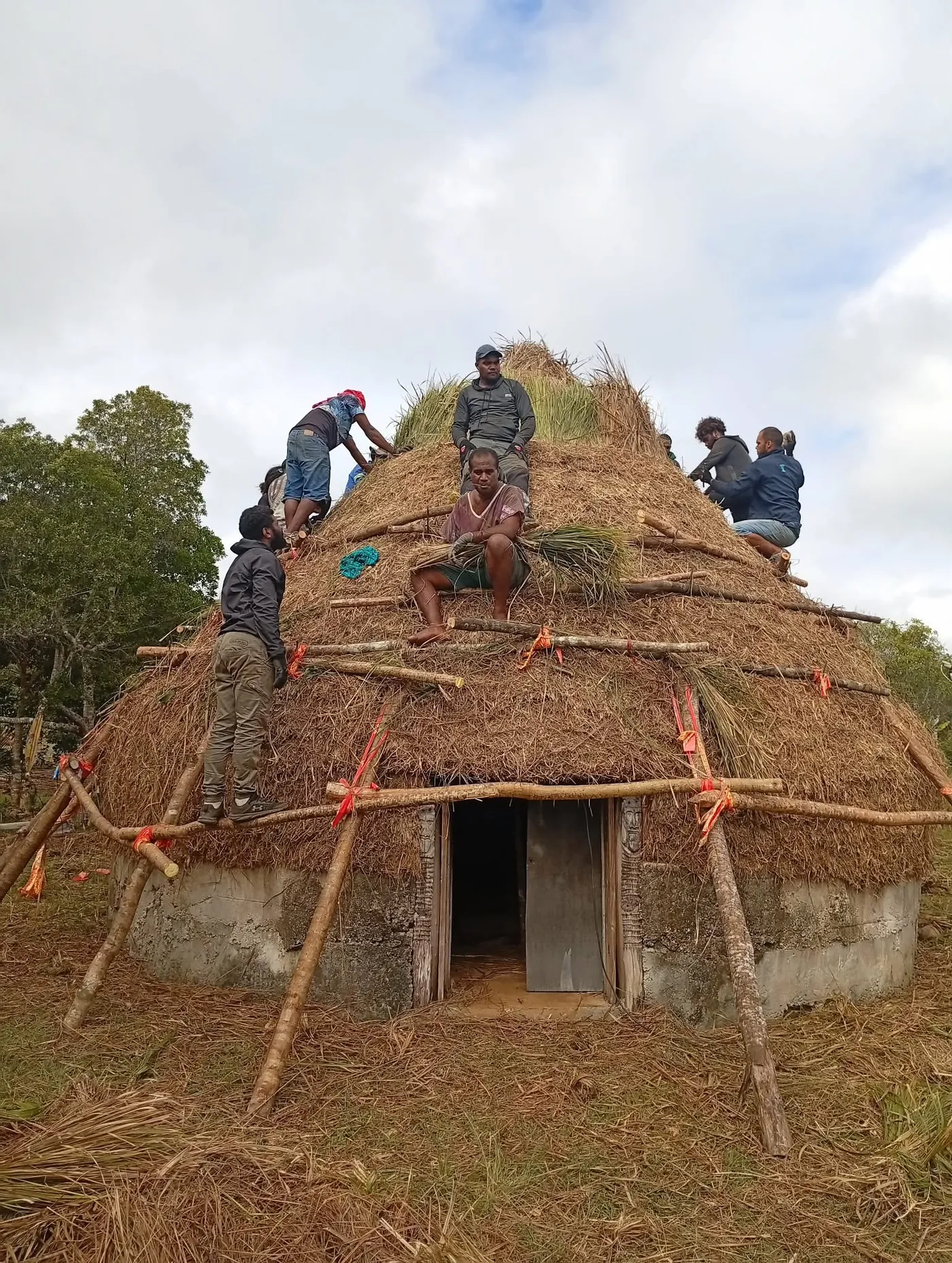 La communauté construit ensemble une grande case, tribu de Chépénéhé, à Lifou