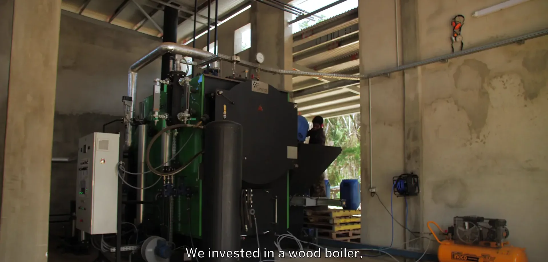 Alambic en cuivre distillant le santal