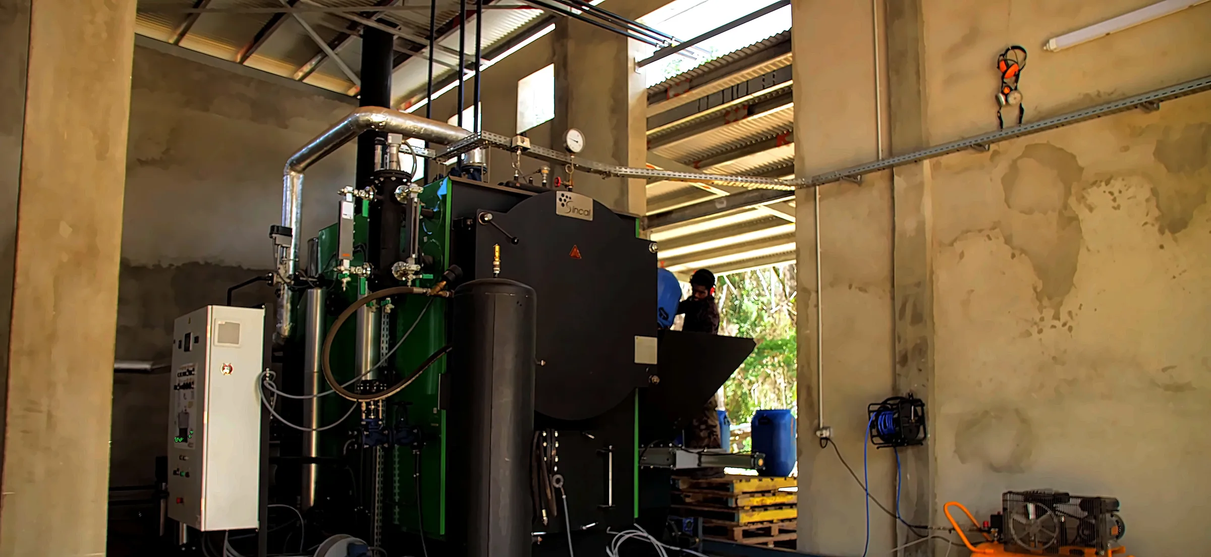 La chaufferie de la distillerie de Lifou, où la vapeur d'eau entraîne l'huile essentielle hors du bois de santal réduit en copeaux.