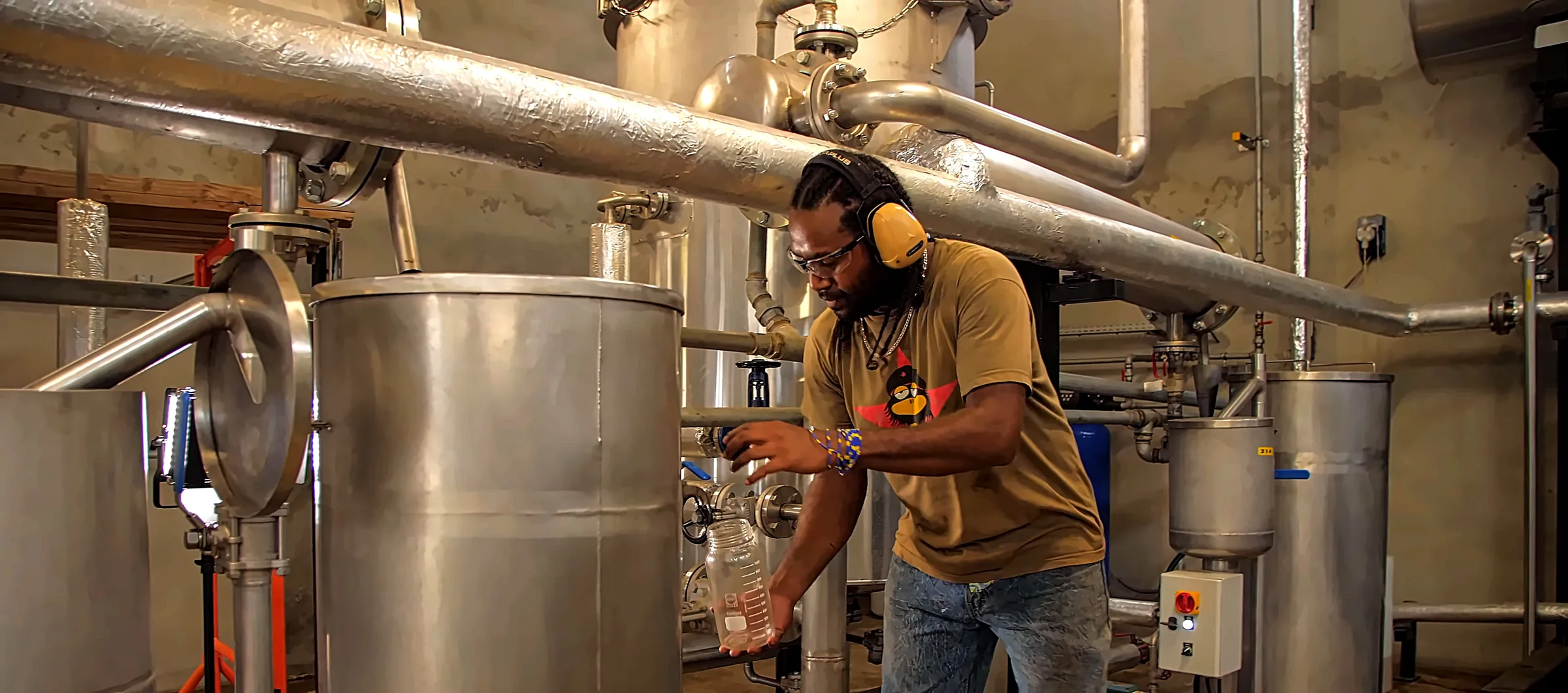 Prélèvement d'huile essentielle de santal en fin de distillation, à Lifou, pour l'évaluation olfactive et l'analyse.